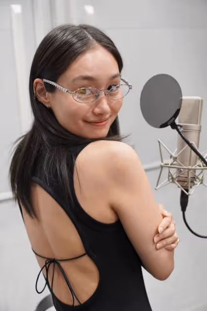 《死亡擱淺2》小島秀夫與女演員合照:露背照很美