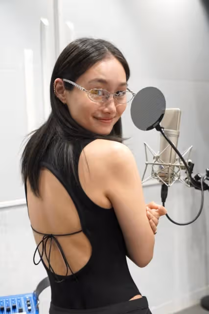 《死亡擱淺2》小島秀夫與女演員合照:露背照很美