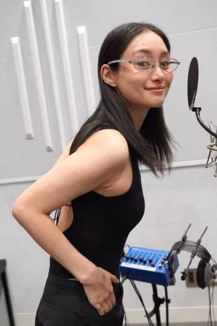 《死亡擱淺2》小島秀夫與女演員合照:露背照很美