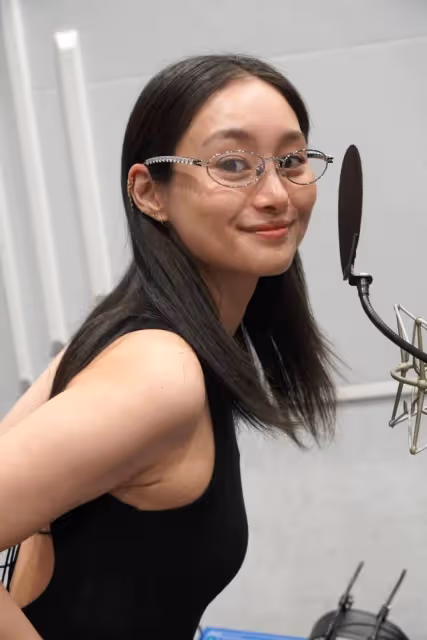 《死亡擱淺2》小島秀夫與女演員合照:露背照很美