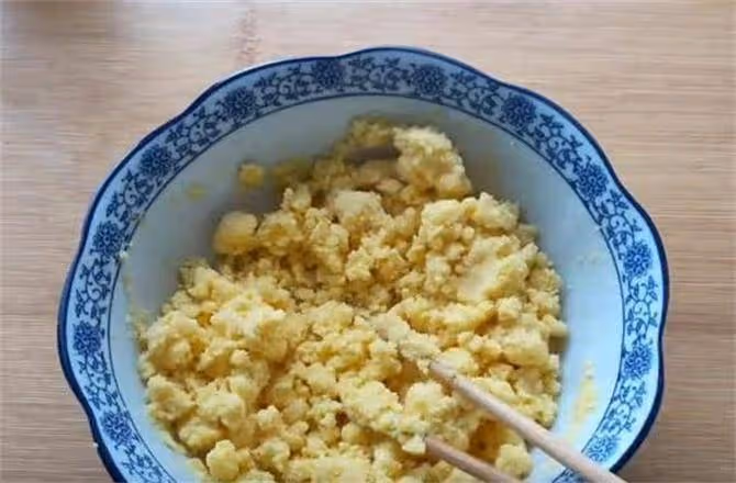 一碗玉米面,加點麵粉,開水一燙,酥脆又鬆軟,10分鐘解決早餐