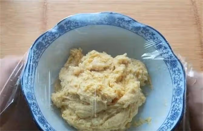 一碗玉米面,加點麵粉,開水一燙,酥脆又鬆軟,10分鐘解決早餐