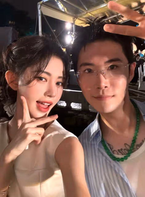 鞠婧禕與馮小剛女兒合照,被指頭大手短,樣子有點不一樣了