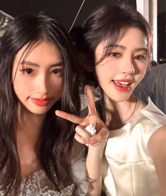 鞠婧禕與馮小剛女兒合照,被指頭大手短,樣子有點不一樣了