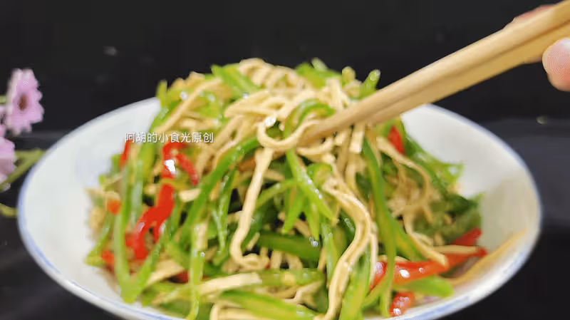豆角和它絕配!吃了30年,這做法更有吸引力,拌一拌清爽鮮嫩,滿口好味道