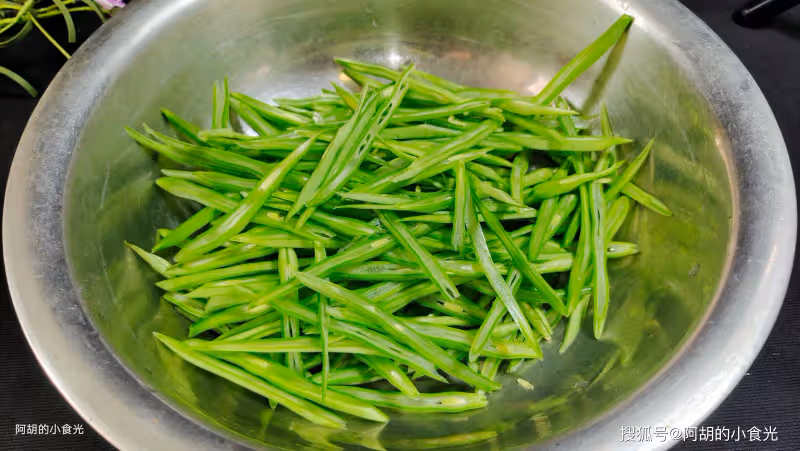 豆角和它絕配!吃了30年,這做法更有吸引力,拌一拌清爽鮮嫩,滿口好味道