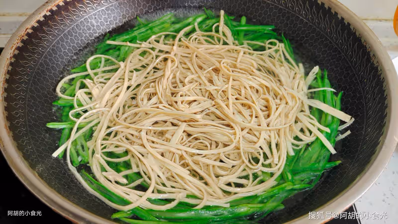 豆角和它絕配!吃了30年,這做法更有吸引力,拌一拌清爽鮮嫩,滿口好味道