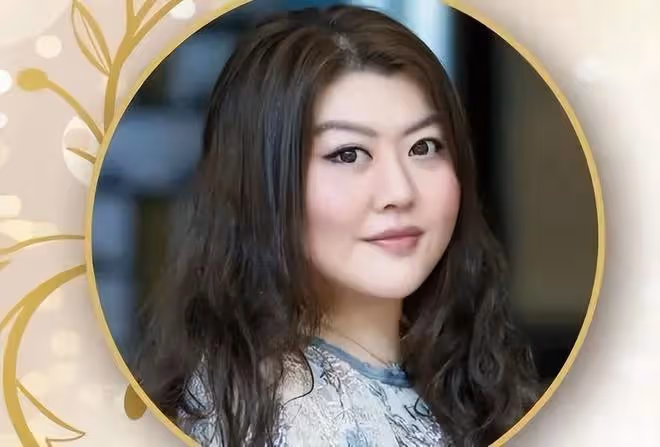向華強長女近照曝光,母親是丁佩,46歲仍未婚,身材豐腴不輸後媽