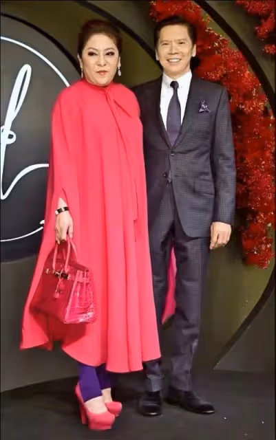 向華強長女近照曝光,母親是丁佩,46歲仍未婚,身材豐腴不輸後媽