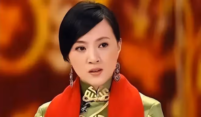 她是馮鞏御用老婆,連登五年春晚後精神失常,現在50歲怎樣了?