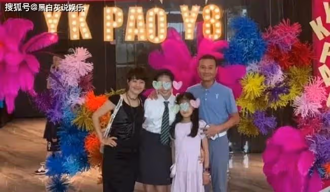 文章與女友酒店共度三天，女方靠在他肩膀，被調侃像父女戀