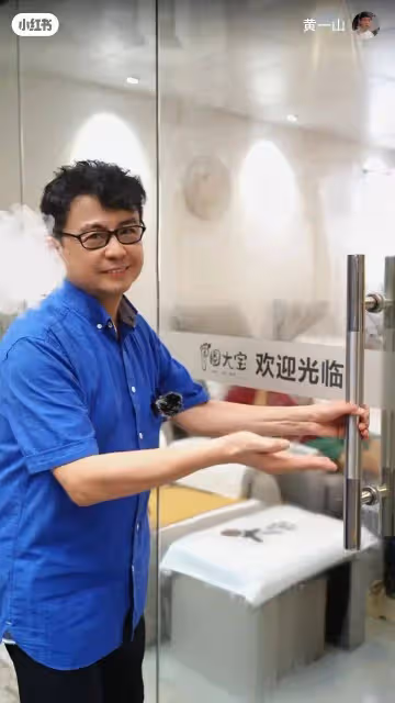 周星馳御用配角成內地「修腳大亨」,豪言要開一百家店,大兒子患罕見病需坐輪椅出行