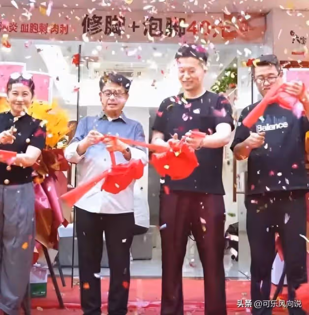 周星馳御用配角成內地「修腳大亨」,豪言要開一百家店,大兒子患罕見病需坐輪椅出行