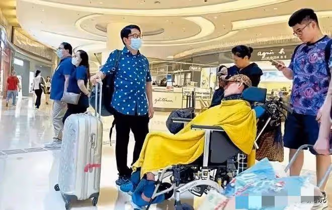 周星馳御用配角成內地「修腳大亨」,豪言要開一百家店,大兒子患罕見病需坐輪椅出行