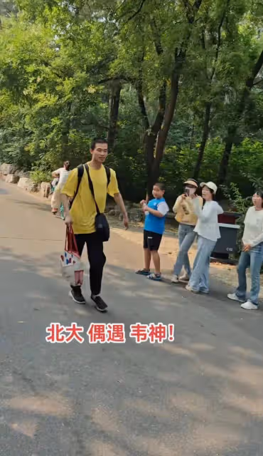 網友偶遇韋神上班,看到有人拍照立馬加速跑來開,打扮樸素低調