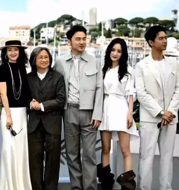 看了45歲章子怡和38歲童瑤的近照,才明白骨相美和皮相美差別
