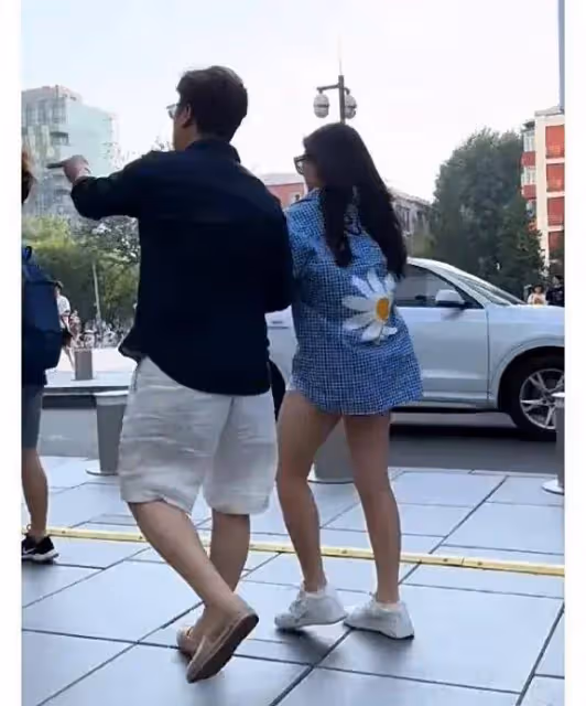 王岳倫和王詩齡三里屯逛街被偶遇,王詩齡被說變胖,王岳倫像馬斯克