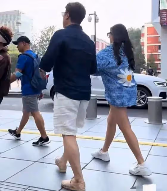 王岳倫和王詩齡三里屯逛街被偶遇,王詩齡被說變胖,王岳倫像馬斯克