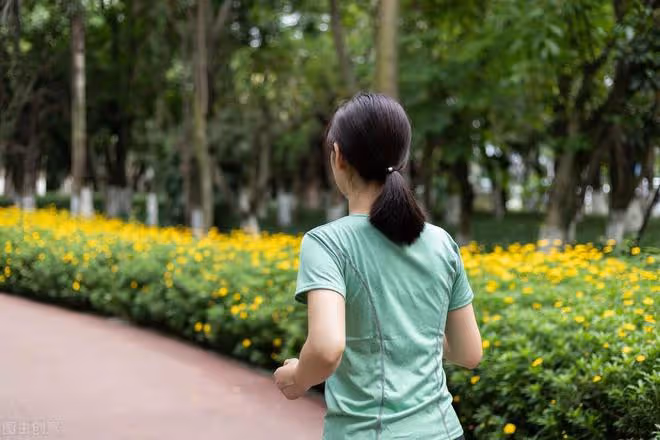 保姆向老漢求婚被拒，仍接來兒子，後接老媽來養老：幸好沒結婚