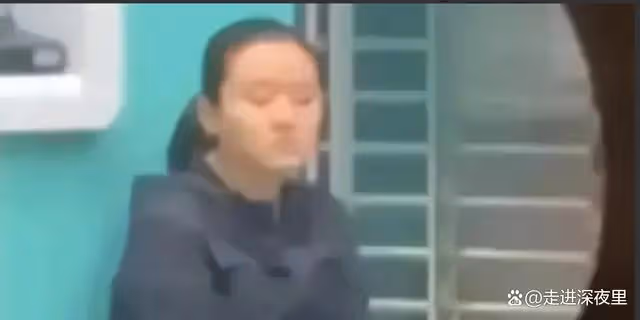 「爺孫戀」林靖恩偷外賣被抓!疑精神出問題,狼吞虎咽邊吃邊笑