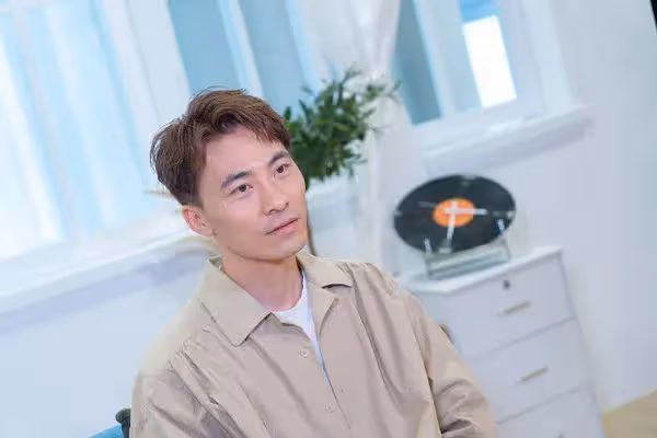 TVB中年男歌手不理他人笑罵,靠堅持換來機會,拒賣慘用正能量感染粉絲