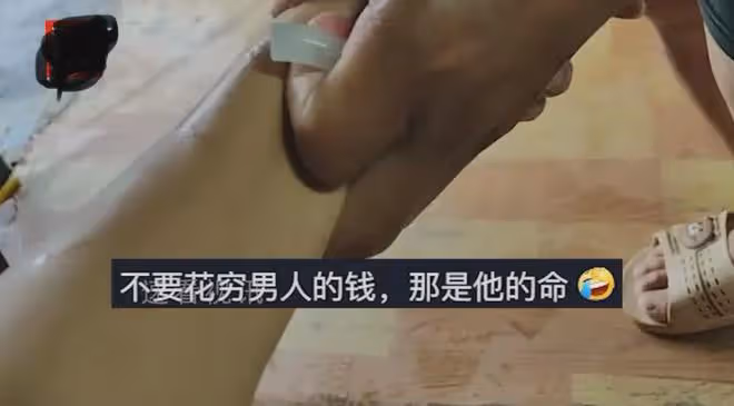 老公分手想要回送的手鐲,女子摘不下來對方提刀來,下秒一刀兩斷