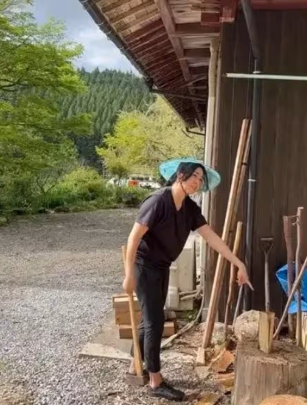 50歲蒙嘉慧生圖,發福牙齒顯老,定居日本農村,鄭伊健在國內賺錢