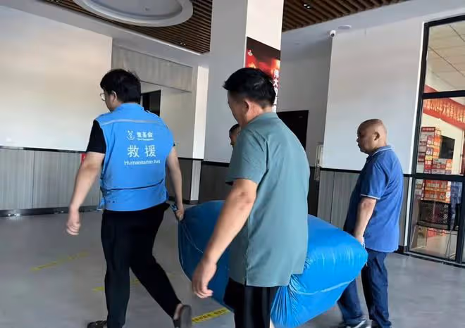洪澇災區捐款最新進展:何炅捐50萬、楊冪捐物資、李湘受爭議