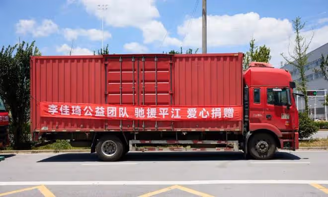 洪澇災區捐款最新進展:何炅捐50萬、楊冪捐物資、李湘受爭議