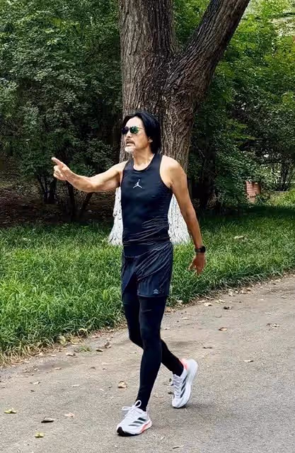 69歲周潤發頭髮濃密像50歲,一天只吃一頓飯,56億全捐了