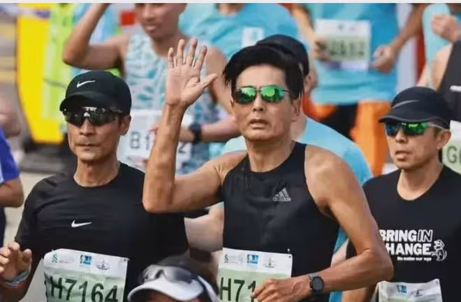 69歲周潤發頭髮濃密像50歲,一天只吃一頓飯,56億全捐了