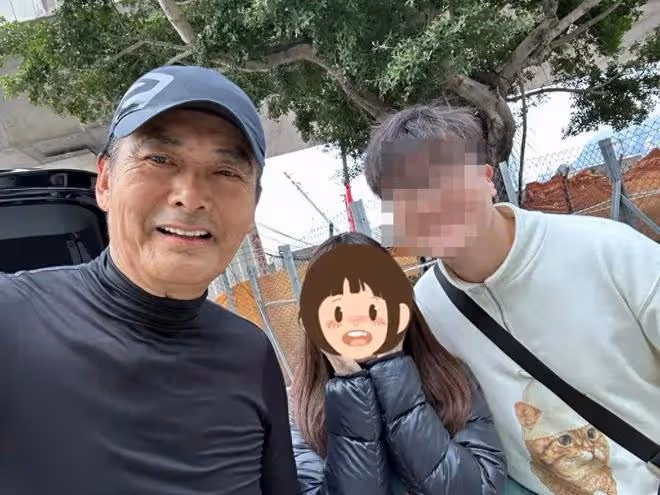 69歲周潤發頭髮濃密像50歲,一天只吃一頓飯,56億全捐了