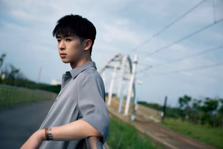 帥氣教師真實身份竟是星二代　不滿30歲開班授課