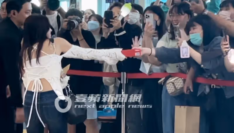 獨家直擊｜Waterbomb女神齊聚高雄！宣美蓬裙空降小港　權恩妃喜收小泡芙