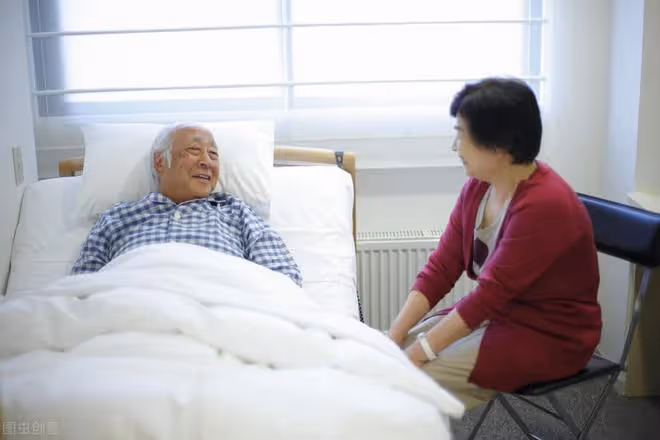 晚年生病後才明白:不管是父母、兄弟姐妹還是子女,都不如老伴親