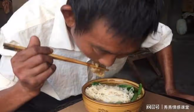 妻子出去出差，岳母到家裡幫我做飯，一個舉動令我感到十分尷尬