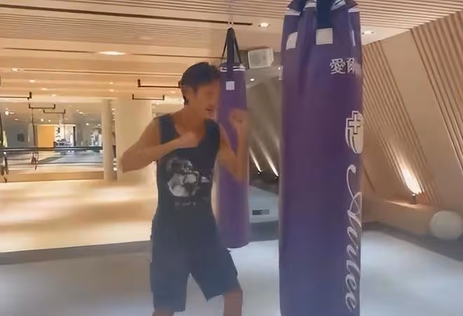 唐治平教泰拳領10萬薪水,獲贈一輛敞篷跑車,上班第一天就曠工