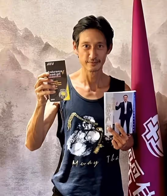唐治平教泰拳領10萬薪水,獲贈一輛敞篷跑車,上班第一天就曠工
