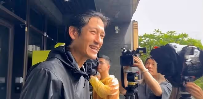 唐治平教泰拳領10萬薪水,獲贈一輛敞篷跑車,上班第一天就曠工