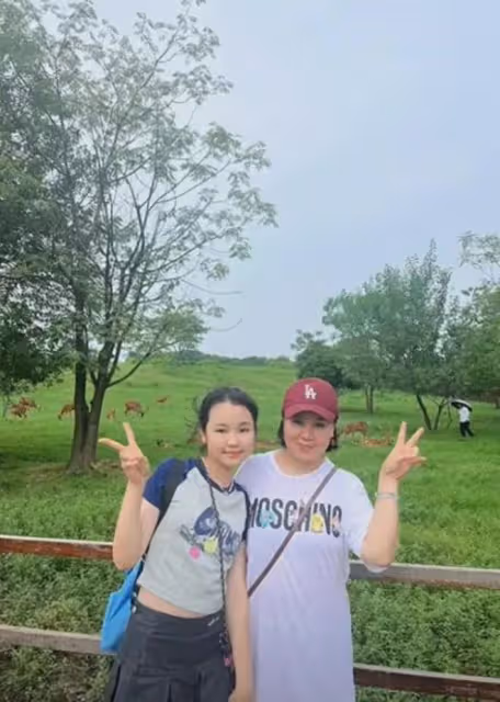 55歲王小利小女兒近照曝光,11歲美嘉高高瘦瘦,長得秀氣耐看!