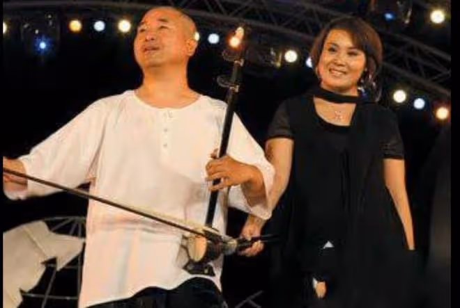 55歲王小利小女兒近照曝光,11歲美嘉高高瘦瘦,長得秀氣耐看!