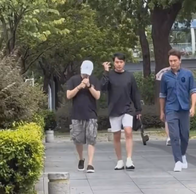 三位港星內地過馬路!曹永廉似30歲,馬國明腿長,不帶保鏢和助理