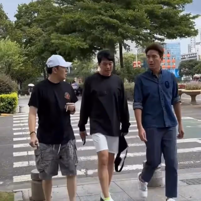 三位港星內地過馬路!曹永廉似30歲,馬國明腿長,不帶保鏢和助理