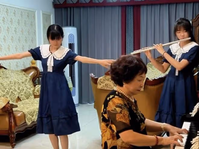 74歲盛海琳陪14歲雙胞胎女兒過暑假!聯合表演節目,美颯且幸福