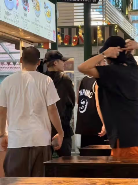 王嘉爾接地氣!新加坡老巴剎被偶遇!全網關注的嘎嘎體香味終揭曉
