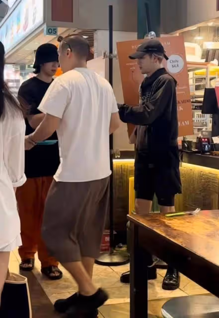 王嘉爾接地氣!新加坡老巴剎被偶遇!全網關注的嘎嘎體香味終揭曉