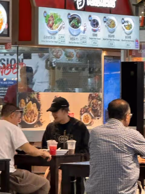王嘉爾接地氣!新加坡老巴剎被偶遇!全網關注的嘎嘎體香味終揭曉