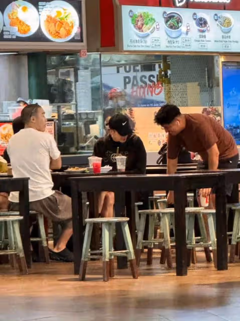 王嘉爾接地氣!新加坡老巴剎被偶遇!全網關注的嘎嘎體香味終揭曉