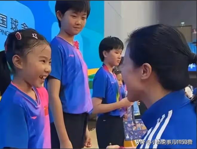 青出於藍!中國隊大獲全勝,王楠女兒笑笑奪冠,大魔王親自頒獎!