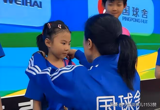 青出於藍!中國隊大獲全勝,王楠女兒笑笑奪冠,大魔王親自頒獎!